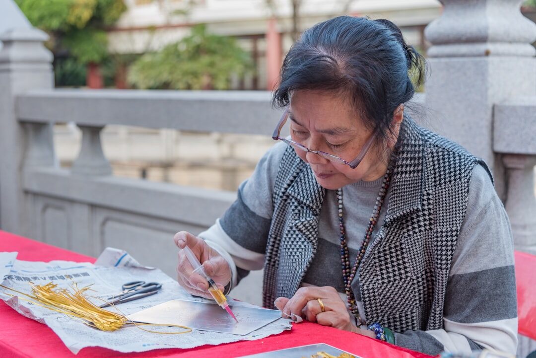 seniors learning crafts